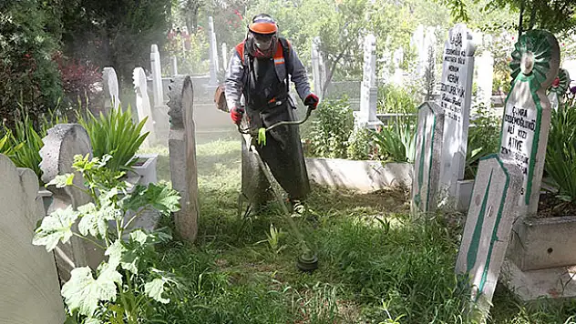 Konya Büyükşehirden mezarlık ziyaretlerinde sosyal mesafe uyarısı