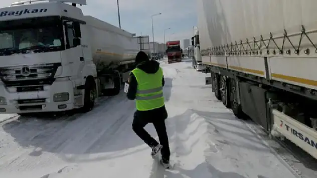 Konya Büyükşehir'den yolda bekleyen sürücülere kumanya
