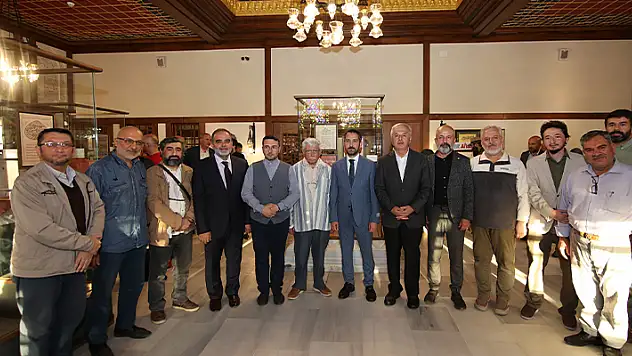 Konya Büyükşehirin ev sahipliği yaptığı, Hüsn-i Hat Sergisi ziyaretçilerini ağırlıyor