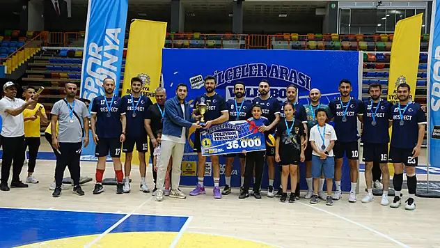 Konya Büyükşehir'in İlçeler Arası Voleybol Turnuvası'nda şampiyon Hüyük