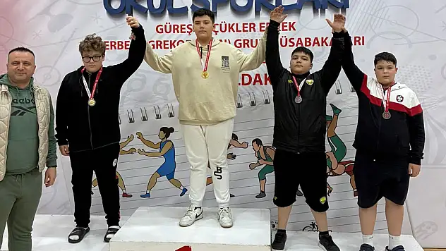 Konya Büyükşehirli güreşçilerden madalya yağmuru