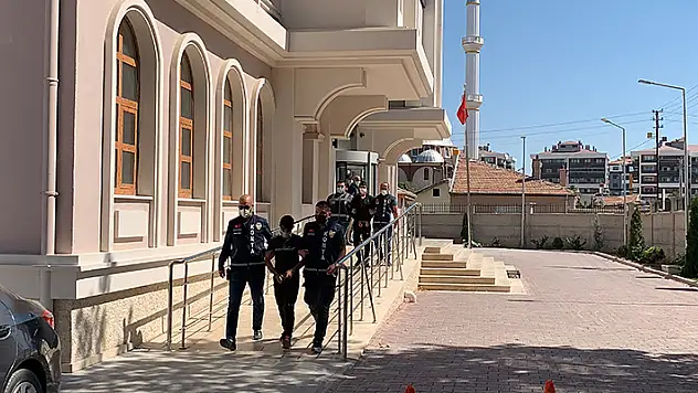 Konya'da 1 kişinin öldüğü, 5 kişinin yaralandığı silahlı kavganın zanlıları adliyeye sevk edildi
