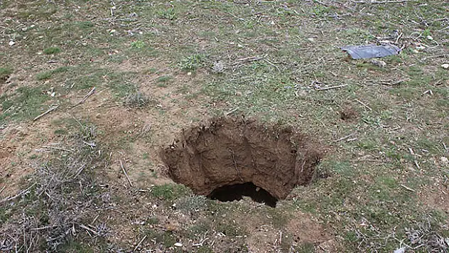 Konya'da 1 metre çapında, 2 metre derinliğinde obruk oluştu