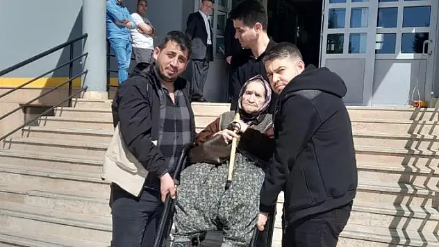 Konya'da 100 yaşındaki Zahide nine sandalyede sandığa gitti
