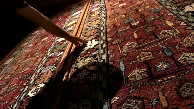 Konya'da 100 yıllık halı ilgi görüyor
