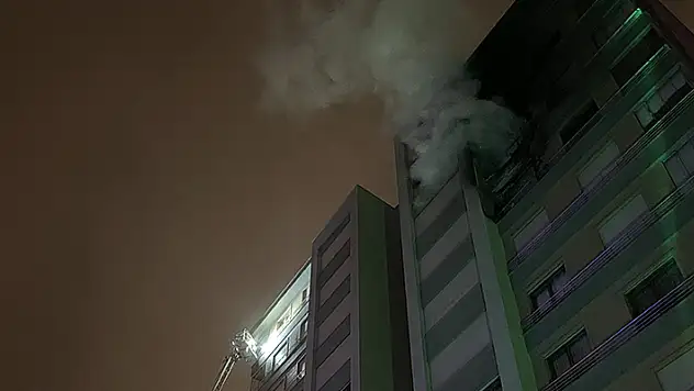Konya'da 11 katlı binada yangın: 4 kişi dumandan etkilendi
