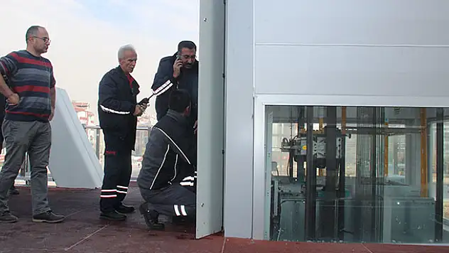 Konya'da 11 yaşınaki çocuk asansörde mahsur kaldı