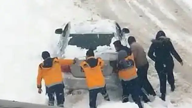 Konya'da 112 sağlık görevlileri kara saplanan sürücülerin de imdadına yetişti
