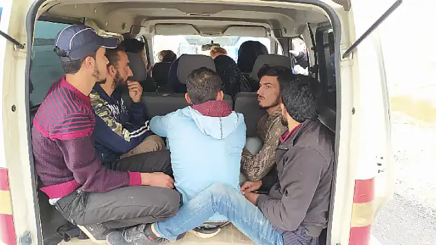 Konya'da 13 düzensiz göçmen yakalandı: 2 insan kaçakçısı tutuklandı
