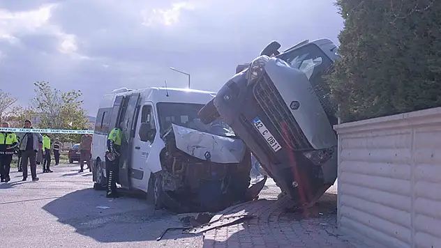 Konya'da 14 kişinin yaralandığı okul servislerinin kazasıyla ilgili soruşturma başlatıldı: Aşırı hız...

