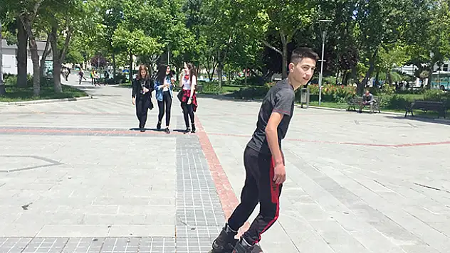 Konya'da 15-20 yaş grubu gençler sokakların tadını çıkardı