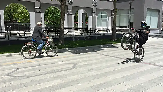 Konya'da 15-20 yaş grubu gençler uzun zaman sonra sokağa çıktı