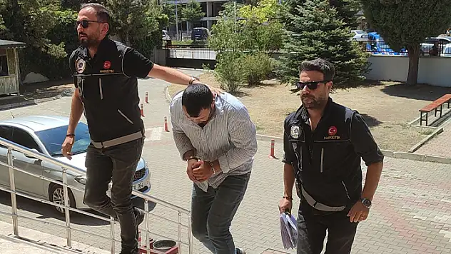 Konya'da 15 kilogram uyuşturucu ele geçirilen aracın sürücüsü tutuklandı