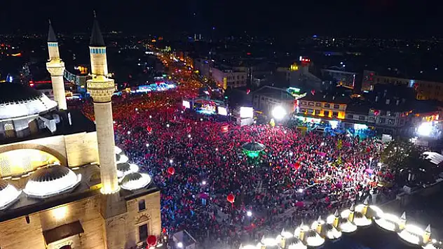 Konya'da 15 Temmuz'un yıldönümünde binlerce kişi Mevlana Meydanı'na akın etti