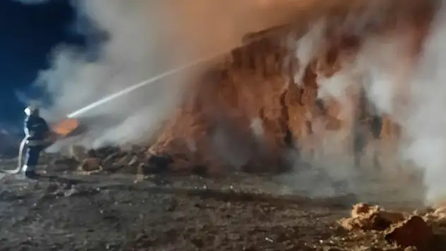 Konya'da 150 ton saman balyası yandı
