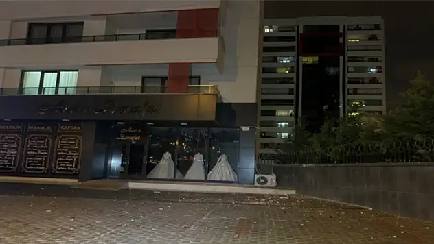 Konya'da 18 katlı binaya yıldırım isabet etti!  Binada hasar oluştu
