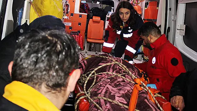 Konya'da 18 metrelik çukura düşen işçi kurtarıldı