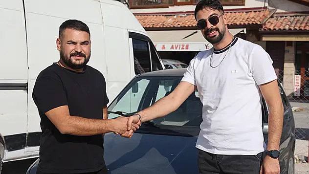 Konya'da 2 kişi otomobille telefonu takas etti