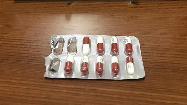 Konya'da 2 kişi sokağa çıkma yasağında uyuşturucu hapla yakalandı
