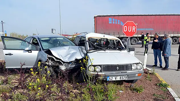 Konya'da 2 otomobil çarpıştı: 6 yaralı