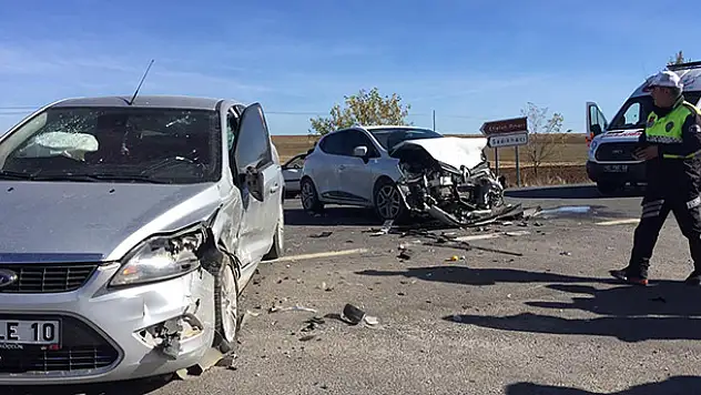 Konya'da 2 otomobil çarpıştı: 9 yaralı