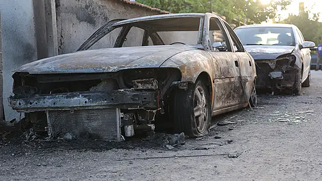 Konya'da 2 otomobili kundaklayan kadın tutuklandı, yeğeni gözaltında
