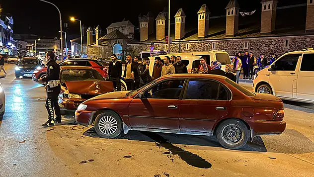 Konya'da 2 otomobilin çarpıştığı kazada 6 kişi yaralandı
