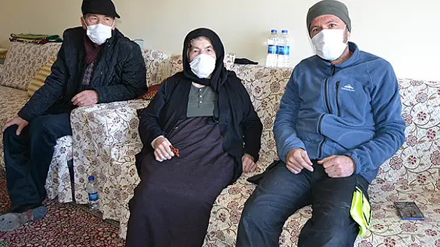 Konya'da 20 torunlu 95 yaşındaki kadın koronavirüsü yendi