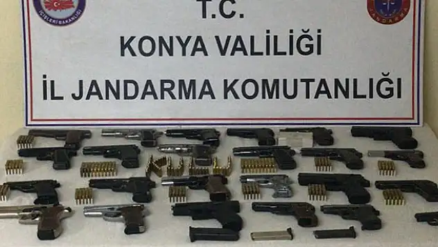 Konya'da 24 ruhsatsız tabancayla yakalanan 2 şüpheli tutuklanarak cezaevine gönderildi