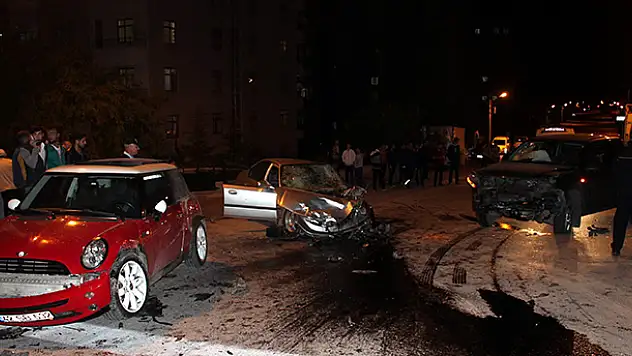 Konya'da 3 araç birbirine girdi: 2 yaralı