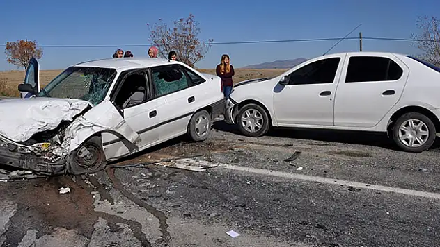 Konya'da 3 araç kazaya karıştı: 1 ölü, 5 yaralı