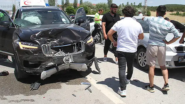 Konya'da 3 aracın karıştığı kazada 4 kişi yaralandı

