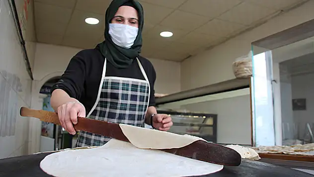 Konya'da 3 çocuk annesi kadın KOSGEB desteğiyle börek evi açarak kendi işinin patronu olan kadın girişimci siparişlere yetişemiyor