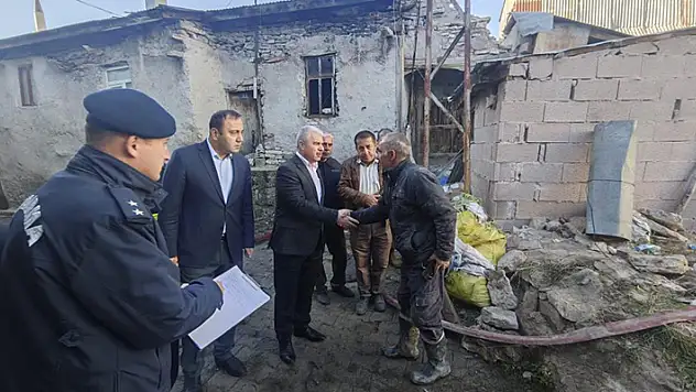 Konya'da 3 evin tamamen yandığı mahallede enkaz kaldırma işlemleri sürüyor
