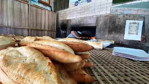 Konya'da 3 kardeş üç asırlık taş fırında geleneksel tadı bozmadan ekmek yapıyor