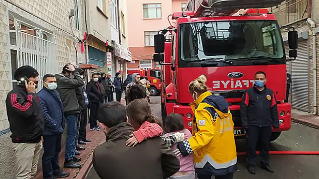 Konya'da 3 katlı binada çıkan yangında 10 kişi dumandan etkilendi