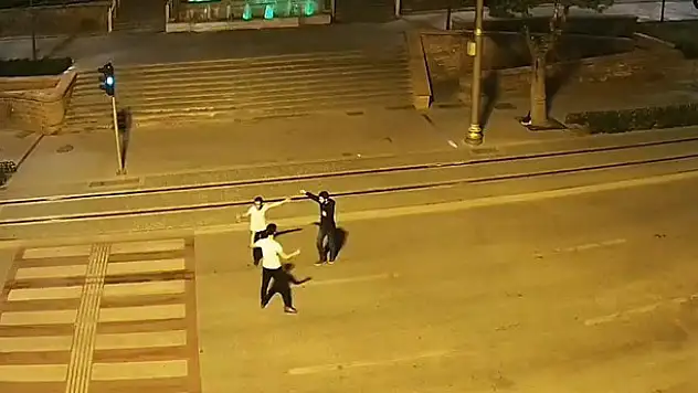 Konya'da 3 kişinin yolun ortasındaki tehlikeli oyunu kamerada