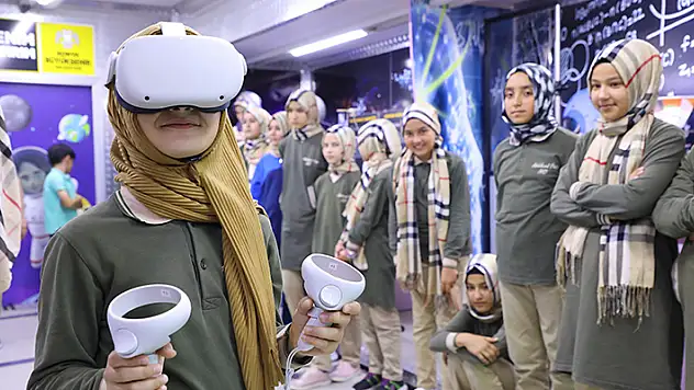 Konya'da 30 bin öğrenci bilim tırıyla metaverse deneyimi yaşadı
