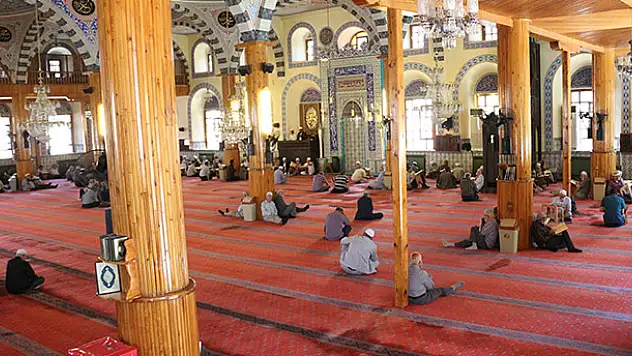 Konya'da 348 camide vatandaşlar itikafa girmeye başladı