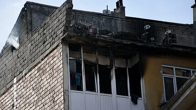 Konya'da 4 katlı apartmanın çatı katında çıkan yangın kısa sürede söndürüldü
