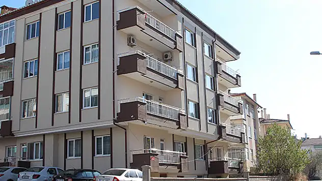 Konya'da 4 katlı apartmanın çatısından düşen kişi hayatını kaybetti