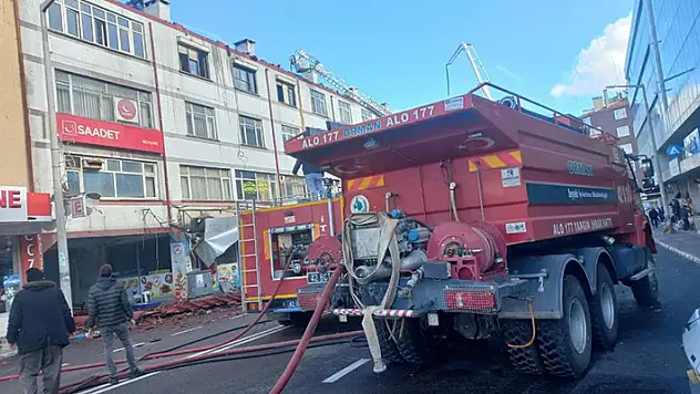Konya'da 4 katlı iş hanının çatısında yangın çıktı
