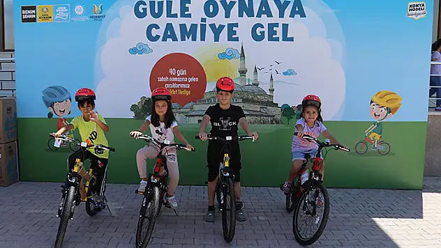Konya'da 40 gün sabah namazını camide kılan çocuklara bisiklet hediye edildi
