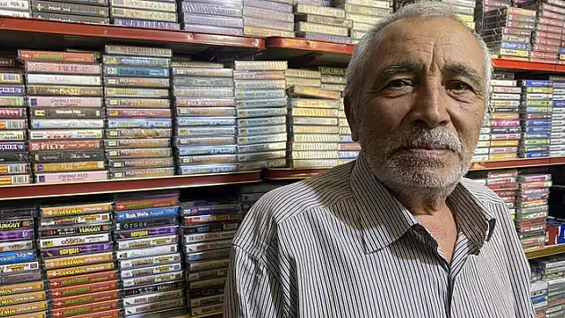 Konya'da 45 yıldır kaset satan Eyüp Mermer'in dükkanında 30 bin civarı kaseti var