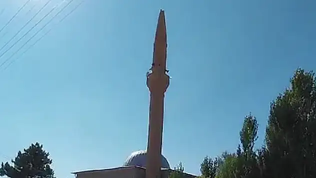 Konya'da 4.8 büyüklüğünde depremde cami minaresinin alemi düştü

