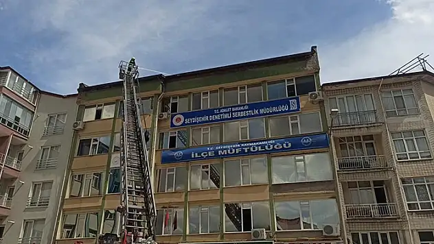 Konya'da 5 katlı binanın çatısında çıkan yangın büyümeden söndürüldü
