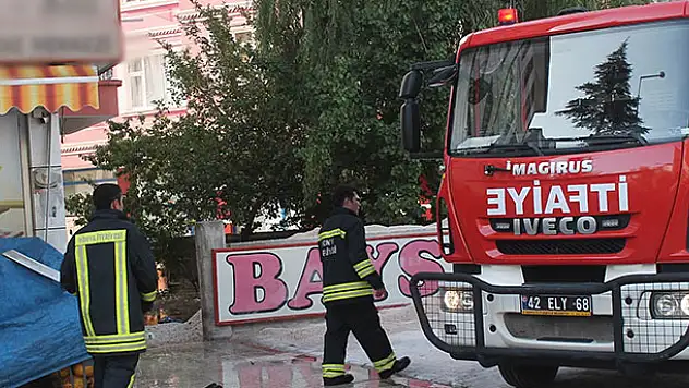 Konya'da 5 katlı binanın çatısında yangın