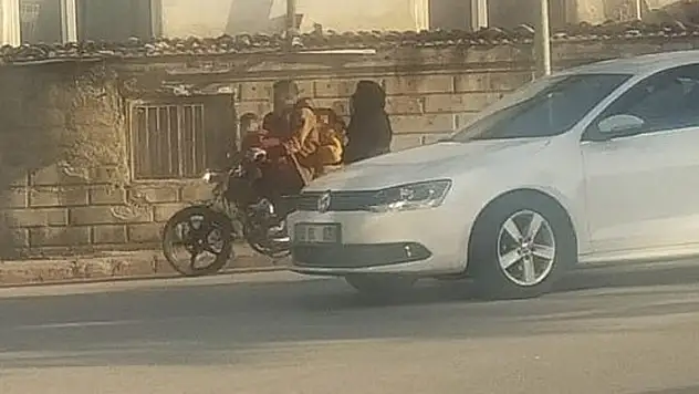Konya'da 5 kişinin aynı motosikletteki tehlikeli yolculuğu
