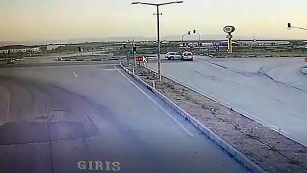 Konya'da 5 kişinin yaralandığı kaza kameralara yansıdı