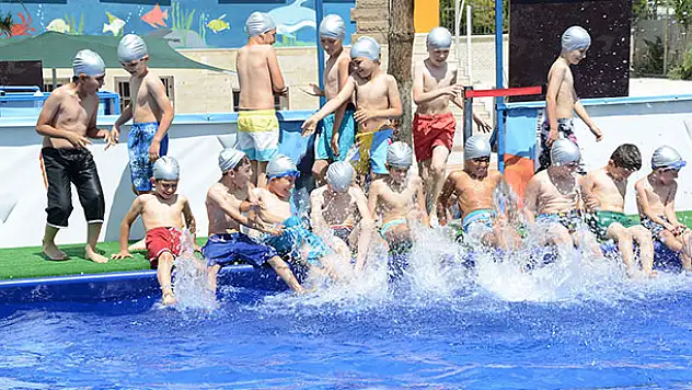Konya'da 52 bin çocuk yüzme öğrendi
